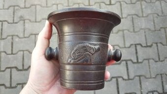 Starý zachovalý litinový hmoždíř s dělem a rokem 1914-1916