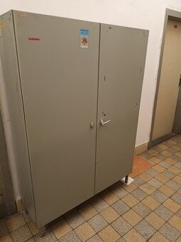 Plechová skříň - uzamykatelná, 4 police