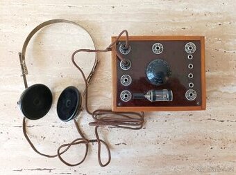 Starožitná krystalka - rádio v dřevěné bedničce, 20. léta