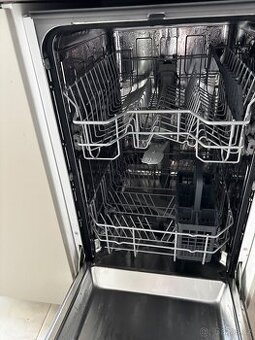 V zaruce vestavěná mycka nadobi 45 cm