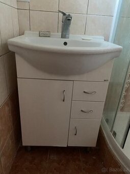 Koupelnová skříňka s umyvadlem a baterií