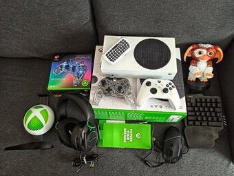 Prodám herní konzoli Xbox Series S s 500GB diskem a přísluše