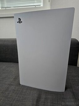 PS 5 + 2 ovladače a bedrtové nabíjení