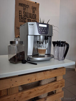 Automatický kávovar Delonghi na zrnkovou kávu