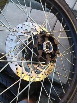 Royal enfield Himalayan, nové přední kolo.