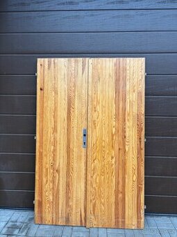 Prodám dvoukřídlé dřevěné dveře - smrk