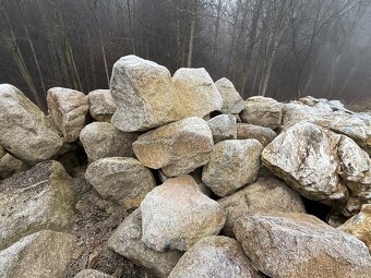 Kamen okrasny,totem-male,velke