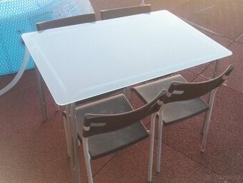 starý jídelní stůl z Ikea se skleněnou deskou a 4 židlemi
