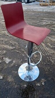 Dřevěnou barovou-kuchyňskou-kadeřnickou židli