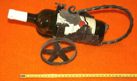 Víno držák kov, tvar dělo pojízdné retro cca 1970