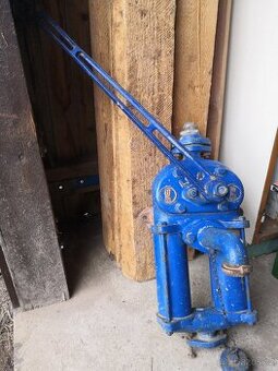 Ruční pumpa na vodu