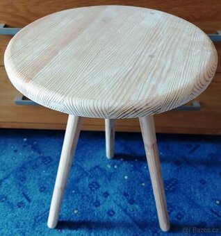 Květinový stolek na trojnožce