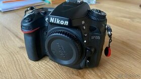 Prodám tělo Nikon D7100 + Grip + karty a baterie