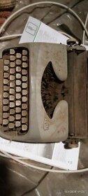 Starý historický psací stroj