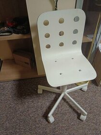 Bílá židle na kolečkách