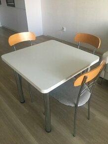 Jídelní stůl a 3 židle