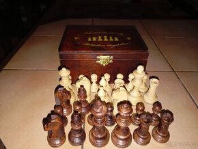 Šachové figurky -drevo