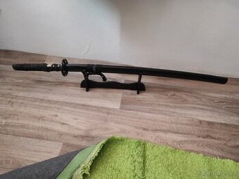 Japonská cvičební katana i s podstavcem.