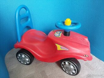 Dětské odrážedlo - červené auto s klaksonem