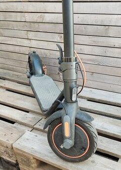 Elektrokoloběžka Ninebot F40E by Segway