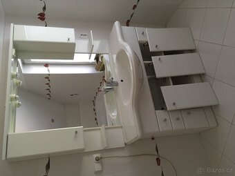 Koupelnová skříň vč. umyvadla a baterie