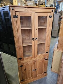 Dřevěná vitrína