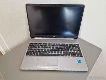 Čtyřjádrový HP 250 G8 s SSD Diskem na filmy internet kancelá