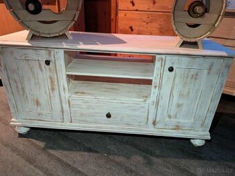 Komoda z masivu – ruční truhlářská práce, bělená úprava