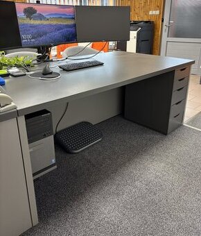 Prodáme 5 ks velkých kancelářských stolů