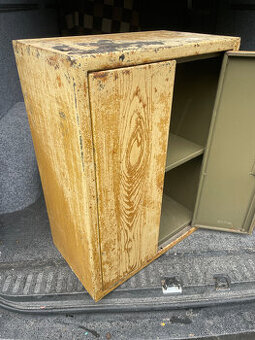 kovová skříňka na zbraně / uzamykatelná / vojenská