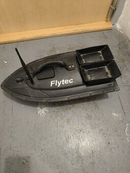 Lodí na dálkové ovládání.