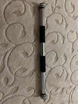 Posilovací hrazda na dveře