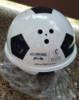 Přenosný gril ve tvaru fotbalového míče