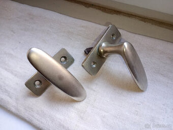 Starožitné kování okna mosaz činžák 1930