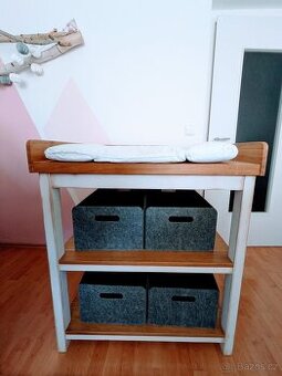 Krásný dřevěný přebalovací pult