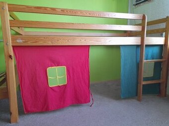 Dětská vyvýšená postel z masivu