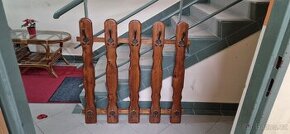 Nástěnný věšák z masivu - 1