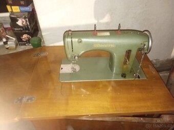 Retro šicí stroj Minerva