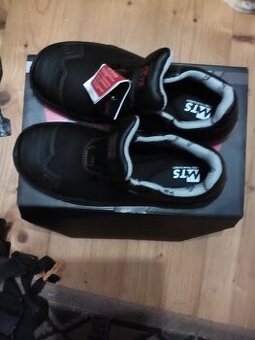 Bezpečnostní pracovní obuv