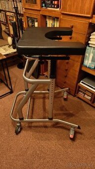 Chodítko pro seniory - masivní.