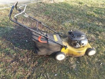 Motorová sekačka na trávu.