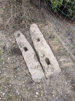 Žulové sloupky/kuny