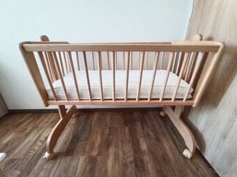 Dřevěná kolébka