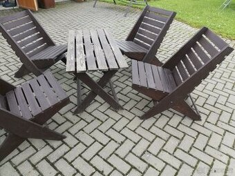 Starší dřevěný zahradní nábytek
