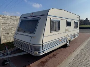 Karavan TEC Weltbummler se stanem, 100km/h