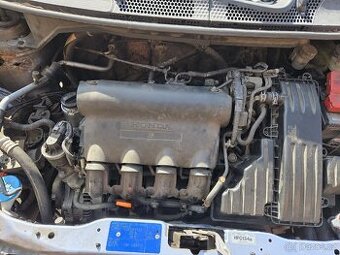 Honda jazz 1.3 rok 2003 motor s převodovkou.
