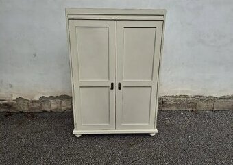 STAROŽITNÁ PŮLENÁ ŠATNÍ SKŘÍN PO CELKOVÉ RENOVACI