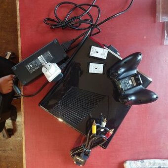 XBOX 360 S 4 GB