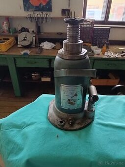 Hydraulický zvedák 12 tun