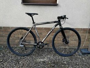 Kellys Neos stavba fitnes